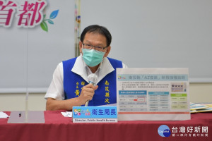黃局長說明醫事人員優先接種。（縣府提供）
