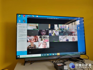 疫情期間秀傳提供遠距上課包 ，長照阿公阿嬤不停學。圖/秀傳醫院提供