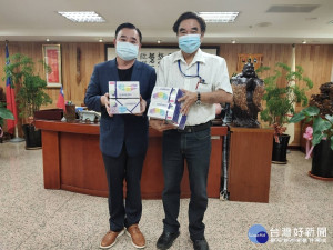 ▲防疫一條心，中華孝道鏈世界發展協會為桃市議會員工送防疫口罩。

