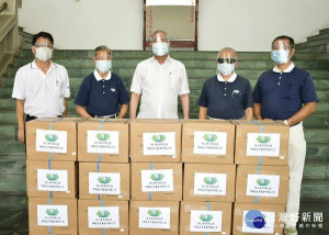 慈濟基金會為協助警方執行防疫工作多一分保障，特捐贈1萬雙PVC手套及1千個防護面罩等物資，共同守護民眾安全。