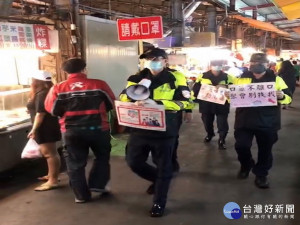 霧峰警到黃昏市場宣導。林重鎣翻攝