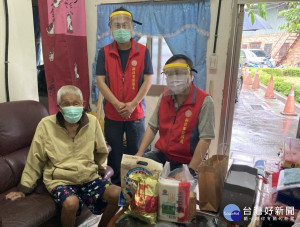 新北市榮服處林處長(右)關懷訪視特需榮民黃爺爺(左)，並致贈物資與醫療口罩等