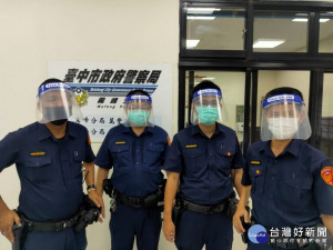 警眷捐贈面罩。林重鎣翻攝