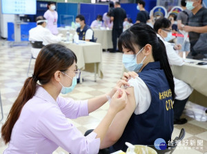 第二批警察專用疫苗8000劑已陸續送達，6月1日供員警施打。市長侯友宜也親自到海山分局關心施打狀況