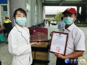 

台中芋頭酥創辦人阿聰師，有鑑於第一線防疫人員辛苦的守護患者，昨日捐贈五百盒「護國庇民平安餅」給台中市的醫療院所慰勞他們的辛勞並加油打氣，祈求媽祖護佑台灣。（記者陳榮昌攝）
