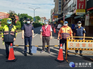 三重警分局長林故廷及三重區長陳奇正1日再次前往傳統市場宣導並查看容留管制情形