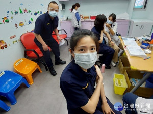 新莊警分局員警踴躍施打疫苗，統計已有511位同仁施打，施打率將近九成