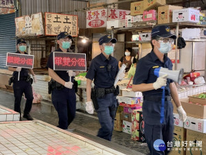 平鎮警前進傳統市場，宣導分流採買及稽查口罩佩戴