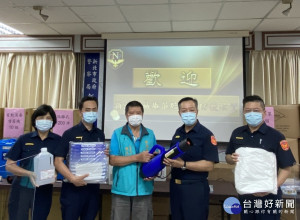 新莊地藏庵捐新莊警分局P1等級防護衣600件、隔離衣1200件、防護面罩600個、電動消毒噴霧機10台，以及75%酒精100桶，總價值將近50萬元的防疫物資