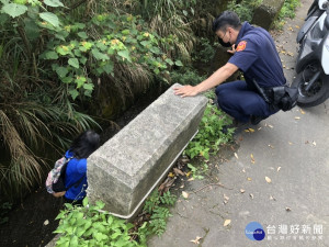 楊梅分局草湳派出所員警，將受困於山溝的女子救出