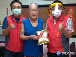 新北市榮服處游副處長(右)關懷訪視特需榮民常爺爺(中)，並致 贈營養品及代購國軍牛肉罐頭
