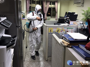 板橋分局針對辦公廳舍內部與寢室，以及相關使用車輛做清消三次，確保辦公環境安全