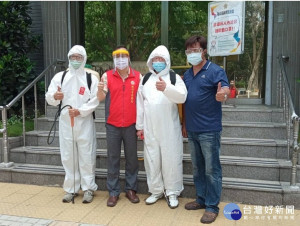 新北市榮服處林火土處長(左2)感謝丁群峰理事長(右1)及作業人員至辦公處所實施環境消毒作業