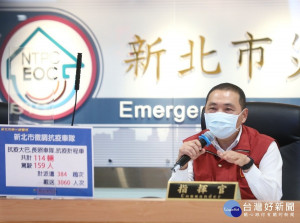 侯友宜指成立醫師、護理師「到宅快篩隊」，快篩陽性者即做PCR檢測。同時也推出「載你安心回家」的抗疫車隊