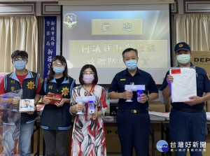 新北市議員何淑峯號召新莊區地方仕紳共同捐贈新莊警分局P1等級防護衣600件、隔離衣1200件等防疫物資，分局長林温柔代表受贈