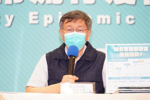 台北市長柯文哲4日宣布，由於北市不斷將醫療收治量能擴充，且量能足夠需求，因此未來北市確診個案，原則會優先送往加強版專責防疫旅館或醫院，以減低家戶傳染風險。（圖／台北市府秘書處媒體事務組）