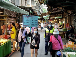 板橋警分局6日配合板橋區公所至轄區湳興市場、國泰市場等人潮較易聚集的市場宣導