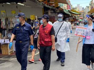 新莊警分局配合公所人員執行市場防疫勤務及熱區巡邏，加強宣導防疫措施和人流管控