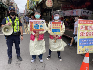 三重警分局及三重區公所為避免市場成為防疫破口，6日實施封路管制機車及市場單一出入口
