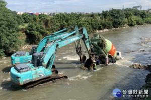 遭新街溪水暴漲沖走的預拌混凝土車進行吊離河道作業。