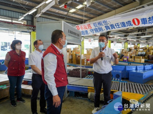 市長侯友宜8日由經發局長何怡明陪同前往新竹物流公司位於三重的營業所，現場瞭解「科技防疫，宅配零接觸」從包裝、理貨到投遞的過程