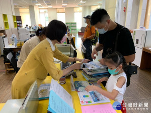 南投縣文化局14圖書館還書都順延。（文化局提供）