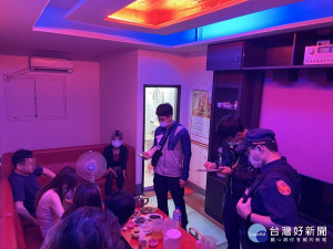 小吃店私自營業違反防疫三級警戒規定，壢警查獲函送裁罰