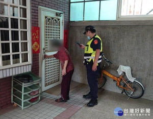 82歲的老婦淋著雨在街頭行走，熱心路人發現報警求助，經臺西警方細心協尋後，平安將老婦載送返家，化解虛驚。