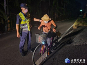 單車老翁迷路　暖警護送返家