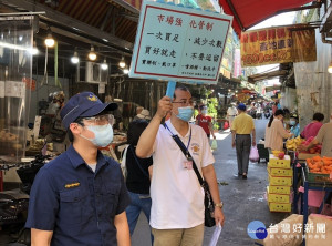 海山警分局配合市場管理處及板橋區公所執行防疫分流管制稽查與宣導