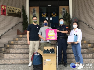 板橋區一群在地店家發起「板橋沒有輸」加油互助計畫，9日中午親送板橋警分局暖心餐點50份及祝福小卡片