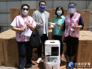 公益協會9日上午捐贈80台微電腦觸控式冷水扇給新北市好日子愛心大平台，社會局副局長許秀能於市府大門口代表受贈