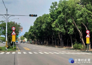 雲林縣警察局為確保交通安全，防制交通事故發生，選定易肇事路段「斗六市大學路、中山路口」，建置第一處「科技智慧執法系統」。