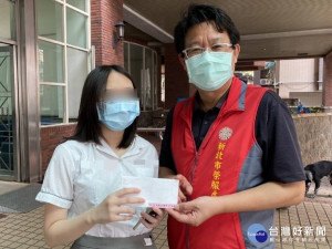 新北榮服處李復鄉總幹事(右)轉贈新北市新聞記者職業工會致贈的圖書禮券予榮民遺孤學子（記者黃村杉攝）