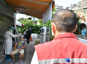 熱區快速設站篩檢，首站10日於樹林區啟用，市長侯友宜前往關心了解運作情形，感謝亞東醫護團隊支持
