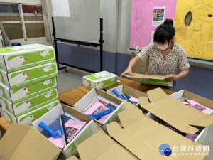 特教教師們考量少數孩子，受限自身能力或是家中環境條件，無法如一般同學進行學習，自發性到校為學生準備教材裝箱