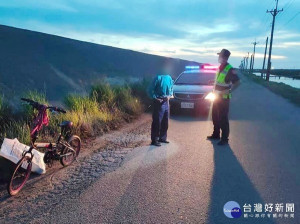 老翁外出失去蹤跡，家屬擔憂報警求助，臺西警方積極協尋，在有才寮大排旁防汛道路發現蹤影，通知家人平安接送返家。