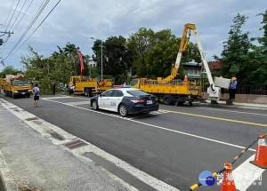 虎尾警方獲報樹木倒塌阻礙道路通行，立即於現場架設三角錐疏導交通秩序，並通知台電與清潔隊等協處，維護用路人安全。