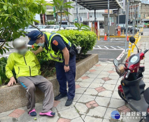 迷途失智翁無力癱坐在路旁，虎尾警方攙扶老翁坐上警車安全將其送返住處，交由家中外籍看護照料，亦向其家屬報平安。