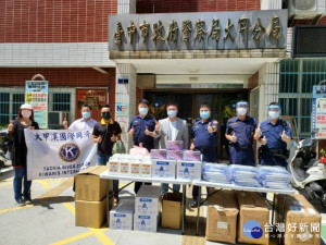 

民間團體暨市議員施志昌關心第一線員警值勤工作安全，昨日捐贈防疫物資一批給大甲警分局員警使用，場面溫馨。（記者陳榮昌攝）
