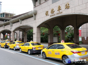 新北徵調媒合計程車協助物流配送貨物及餐點，讓店家得以藉由經營網路訂貨繼續營業、物流貨運業者增加運能之外，也對計程車於疫情警戒期間維持生計有所幫助