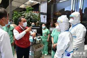 侯友宜前往由土城長庚醫療團隊進駐的深坑集中檢疫中心，問候醫療團隊，並且關心內部設備與動線的設置