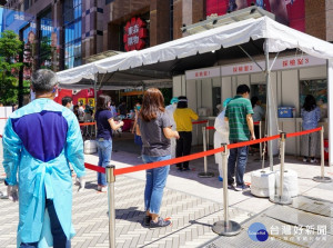 經發局長何怡明11日前往東森集團視察了解企業快篩執行情形