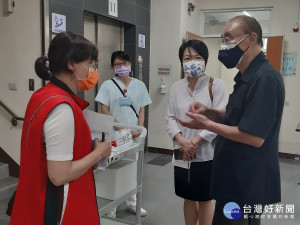 輔導會大鵬主委馮世寬心繫榮民長輩及工作同仁，今(11)日特別蒞臨板橋榮家關懷長輩，慰問工作人員辛苦，祝賀端節快樂