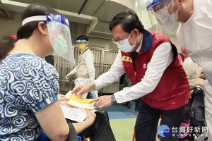 桃園市高齡長者接種AZ疫苗開打，市長鄭文燦前往社區接種站視察運作情形。