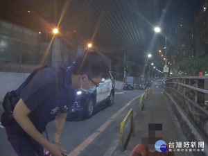 女子神情沒落跨坐在陸橋欄杆上，情況一度危急，永福派出所警員陳鼎升、陳揚曄獲報立即趕赴現場，從後方拉住其手臂將其拉下欄杆，阻止憾事發生