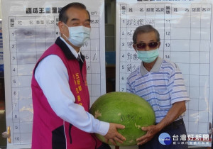 五結鄉今年西瓜王競賽冠軍得主郭總明（右），鄉長沈德茂（左）向他表達祝賀與肯定。（圖∕五結鄉公所）