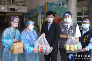 感謝醫護為高齡長者接種AZ新冠疫苗，立委趙正宇送茶飲點心到接種站。