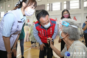 嘉義縣長翁章梁到各大型接種站關心長輩施打情況／陳致愷翻攝