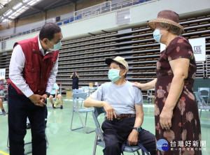 18日開放不在籍85歲以上長者接種疫苗，市長侯友宜前往關心長者施打情況